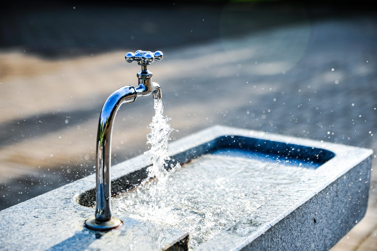 水漏れ・トイレのつまりはどこに頼む？失敗しない水道業者選びと「水道救急センター」という解決策
